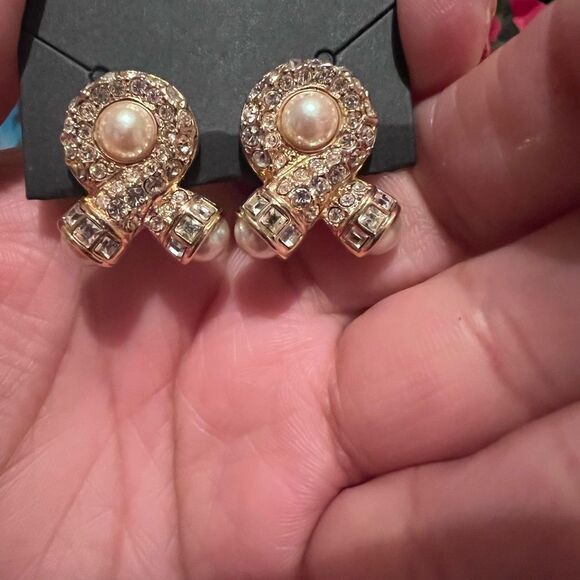 VINTAGE Swan Signed Swarovski Earrings Clip On Crystals - Picture 7 of 7